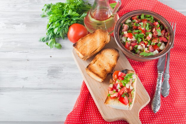 Croutons with a salad of tomato and cheese with greens