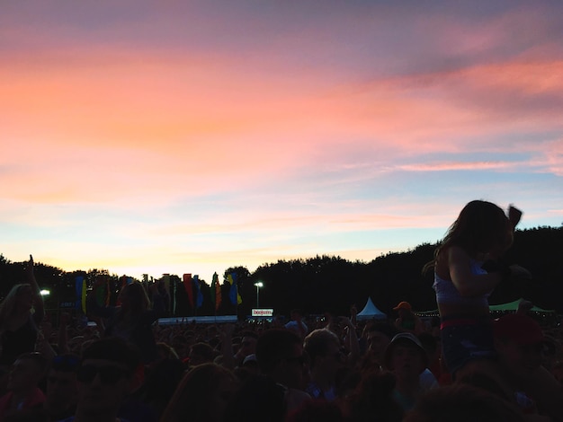 Foto la folla contro il cielo durante il tramonto