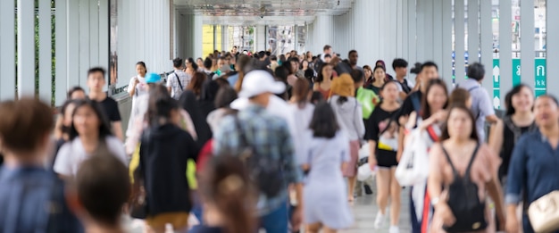 Folla di persone anonime che camminano sulla strada della città