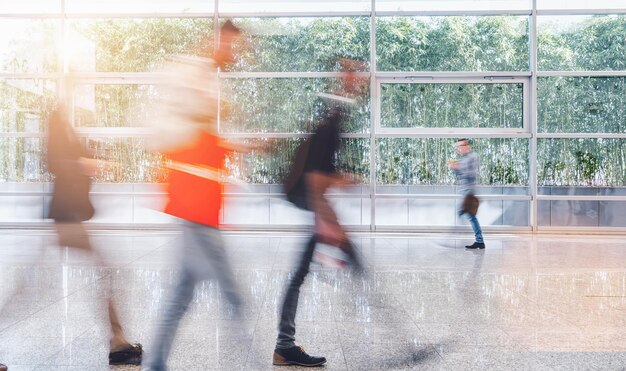 Foto folla di persone anonime che camminano