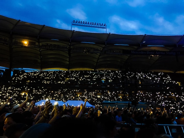 사진 밤 에 하늘 을 배경 으로 하는 음악 콘서트 에 참석 한 사람 들