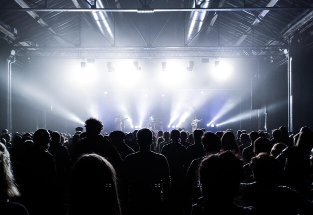 사진 음악 콘서트 에 참석 한 사람 들