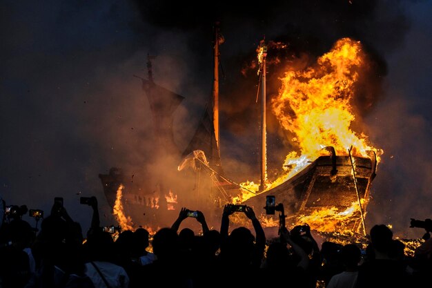 写真 祭り の 間 の 夜 の 群衆