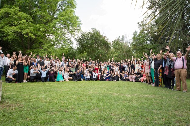 Photo crowd cheering at park