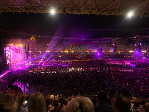 Foto folla al concerto durante la notte