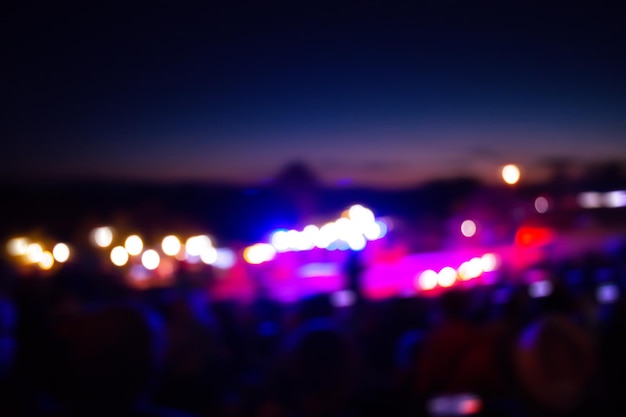 Толпа наслаждается ночным музыкальным фестивалем Радостные музыканты и толпа фанатов на улице ночью