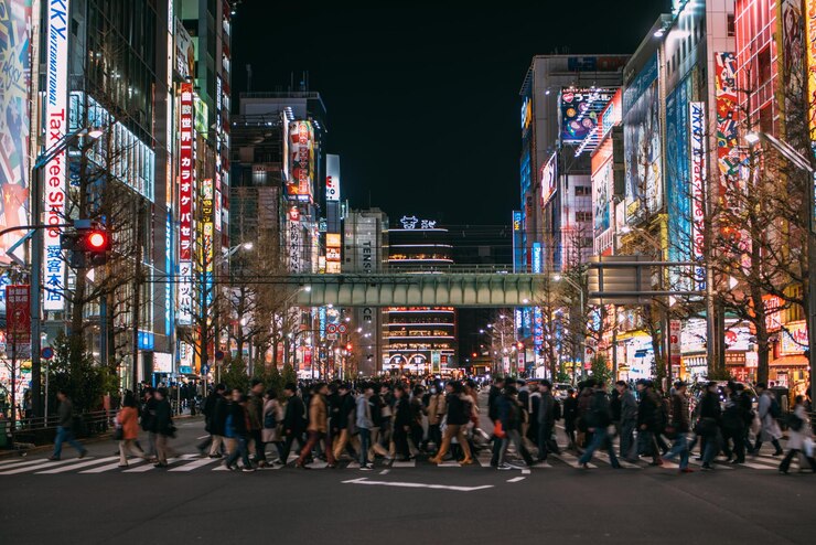 Photo 夜に照らされた街の群衆