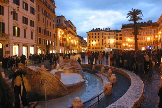 Foto folla in una piazza illuminata contro il cielo notturno