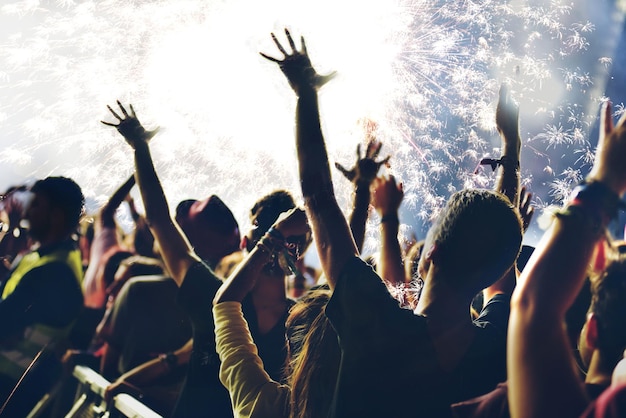 Foto folle a un concerto musicale contro il cielo di notte