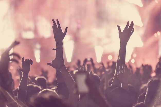 음악 콘서트 에 참석 한 사람 들