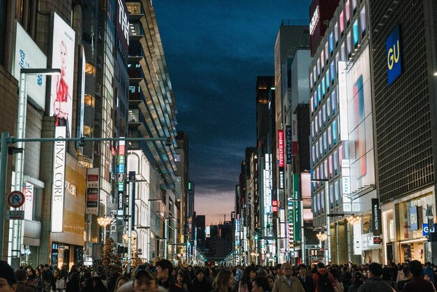 写真 夜の空に照らされた街の群衆