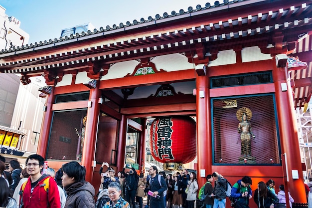 寺院 の 外 に 集まっ て いる 人々