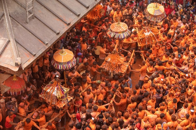 많은 사람들이 우산과 "축제 이름"이라고 적힌 현수막을 들고 축제에 모였습니다.
