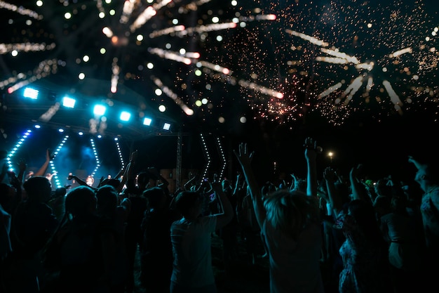 Foto una folla di persone è venuta per le vacanze di un festival di fuochi d'artificio esplosioni