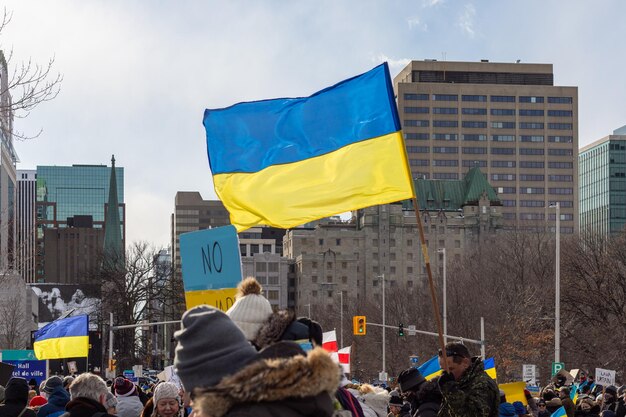 Photo crowd of people protesting in city