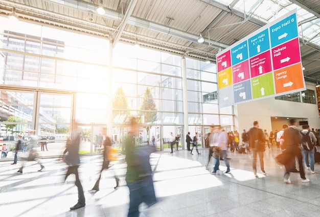Photo crowd of people walking in a floor at a trade fair. ideal for websites and magazines layouts