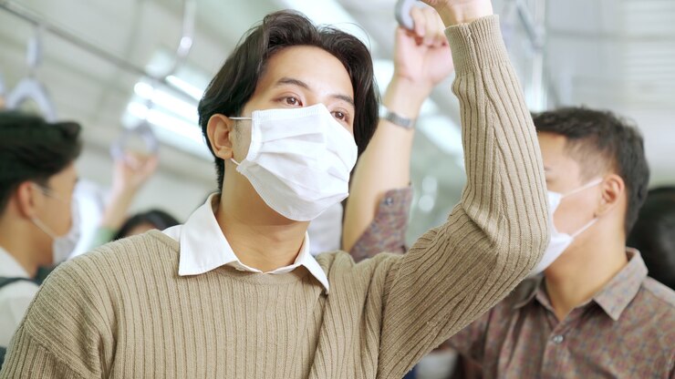 Photo 얼굴 마스크를 착용하는 사람들의 군중