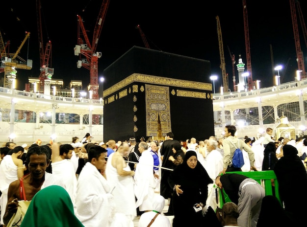 Photo crowd of pilgrims at mosque in city