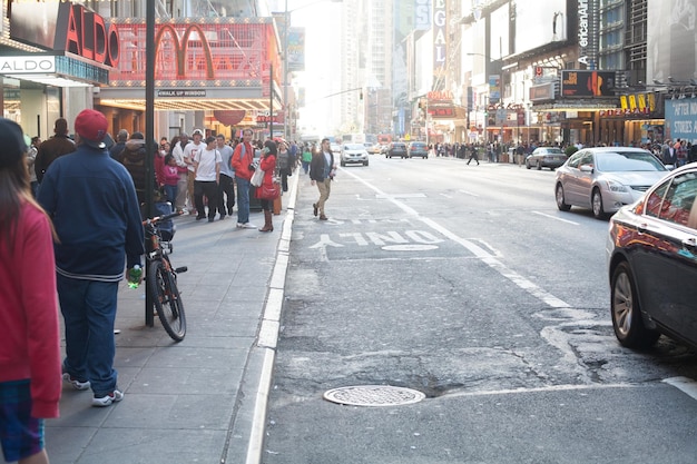 Photo crowd on sidewalk in city