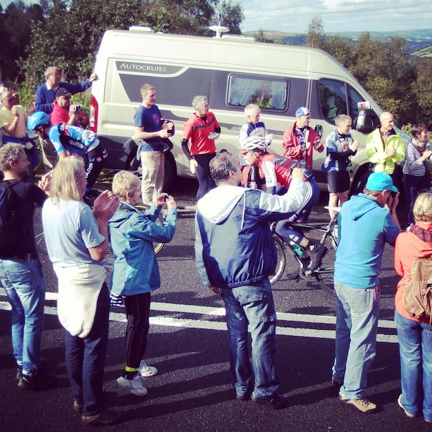 Foto folla in strada nella città di caerphilly che guarda il tour of britain