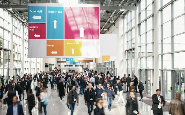 Photo crowd of visitors rushing in a modern hall. ideal for websites and magazines layouts