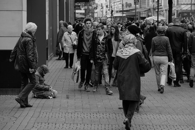 Foto una folla che cammina per la strada della città