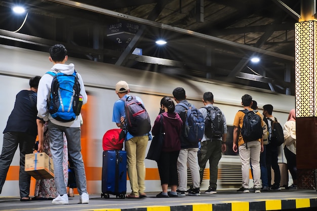 Photo crowds of passengers waiting for the night train at yogyakarta train station october 25 2023