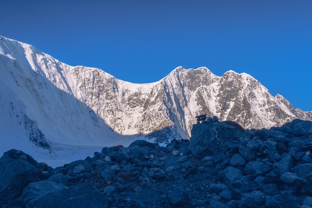 La corona della cima della montagna di altai belukha mountain view monti altai ghiacciaio akkem splendida vista sulla superficie del ghiacciaio con ghiaccio e rocce ghiacciaio superficie morenica