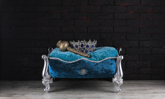 青い枕の上の王冠