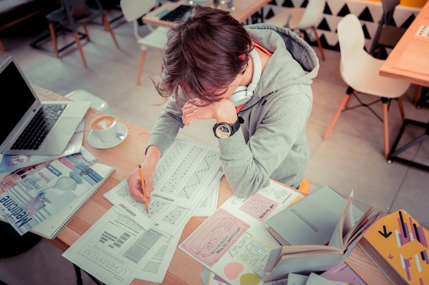 Foto la prova cruciale. lo studente che si prepara per l'importante test di lingua