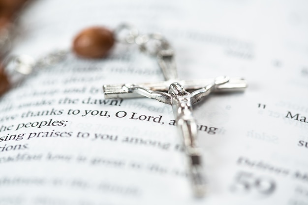 Photo crucifix resting on the bible