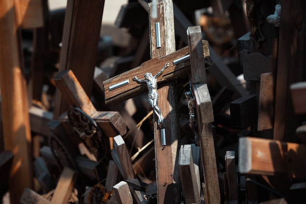 십자가의 언덕에서 그리스도의 십자가와 수많은 십자가. 십자가의 언덕(Hill of Crosses)은 리투아니아의 샤울리아이(Siauliai)에 있는 독특한 역사 및 종교 민속 예술 기념물입니다.