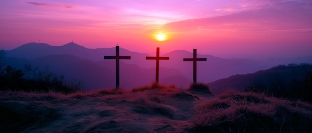 夕暮れのイエスの十字架と復活 3つの木製の十字架と美しい夕暮れ
