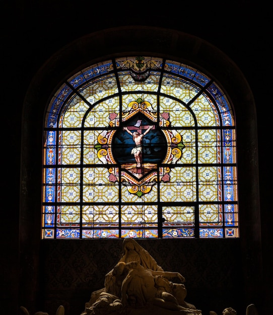 Распятие в витраже Святого Сердца Монмартра под названием Sacr Coeur Paris.