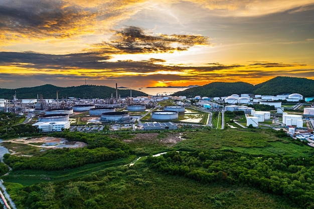 写真 日没時の原油貯蔵庫。