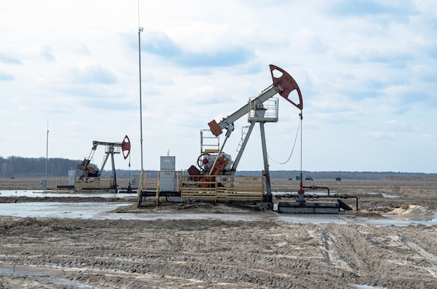Фото Насос сырой нефти на нефтяном месторождении