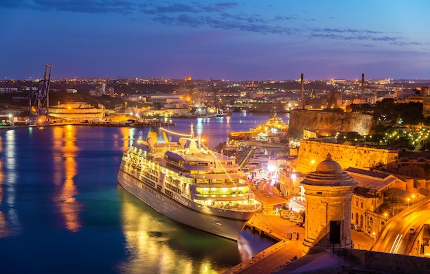 Photo cruise liner in the port of valletta malta