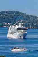 Photo cruise ship and boat travel portrait format in the mediterranean sea aegean island of skiathos greece