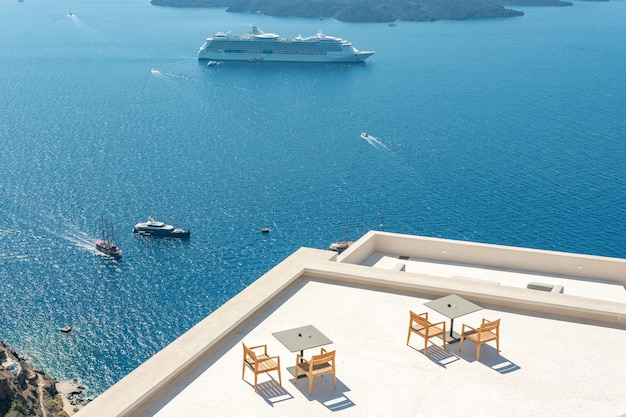 Foto nave da crociera e barche vicino all'isola di santorini