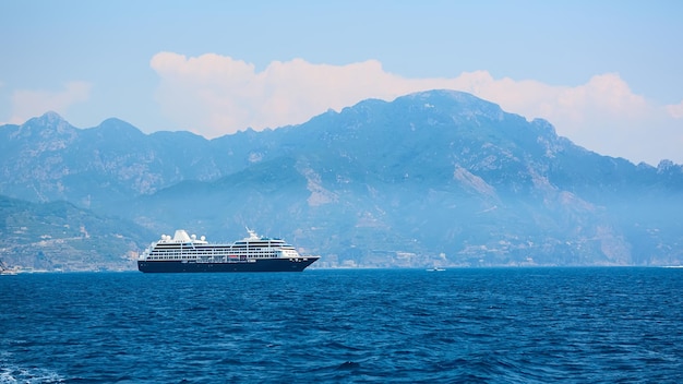 Круизный лайнер прибыл в Амальфи на юге Италии. Вид с воздуха