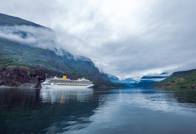 Круизный корабль, круизные лайнеры на Хардангер-фьорде, красивая природа Норвегии