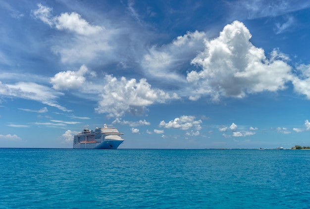 Photo cruise ship in crystal blue water and beautiful clouds