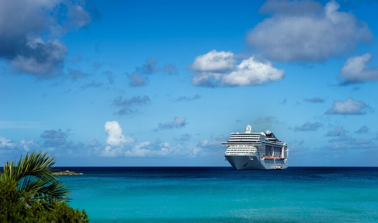 Photo cruise ship in crystal blue water with blue sky