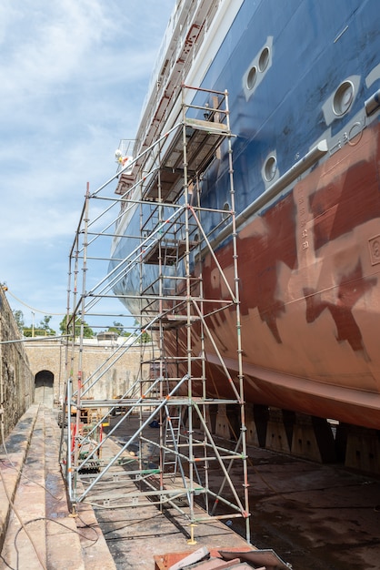 Foto nave da crociera nel bacino di carenaggio sull'iarda di riparazione della nave