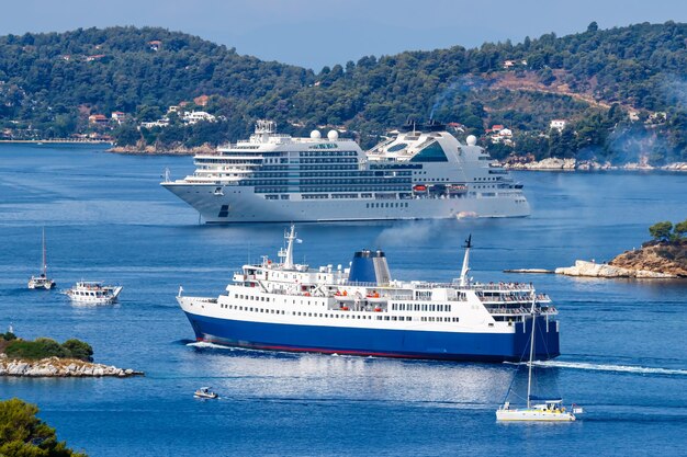 Photo cruise ship ferry and boats boat in the mediterranean sea aegean island of skiathos greece