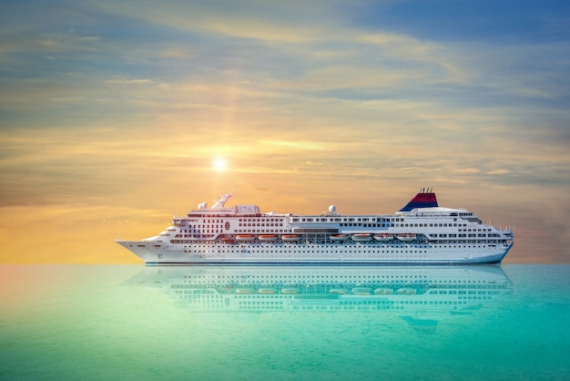 Photo cruise ship, ferry sailing in the bright sunset