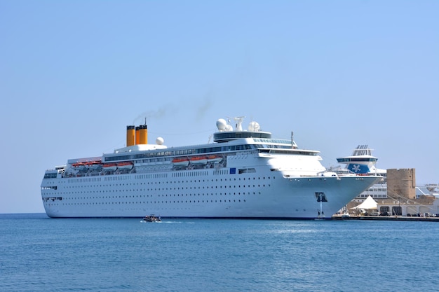 Photo a cruise ship in a harbor with a boat isolated on the sea, close-up