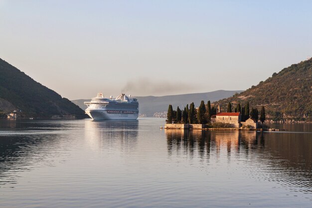 Photo cruise ship near island. montenegro. kotor