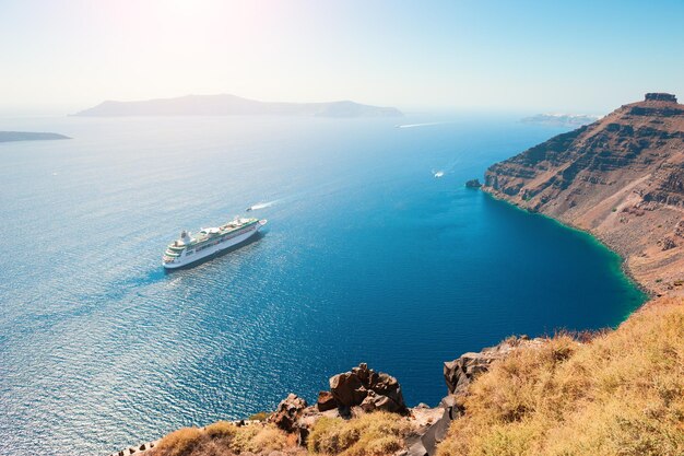 Круизный лайнер в море недалеко от острова Санторини, Греция.
