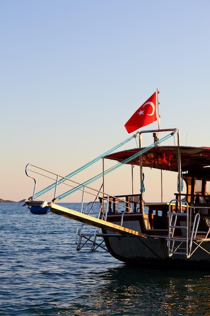 Круизный лайнер на закате в Турции